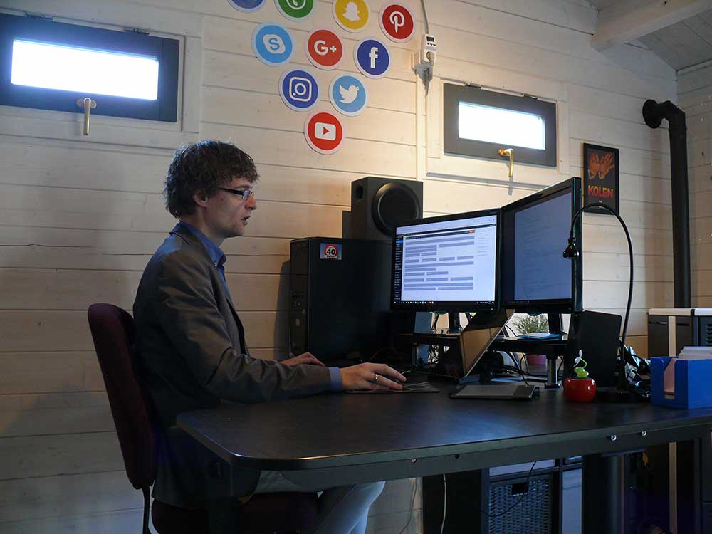 Albert Kruize aan het werk op kantoor in Midwolda